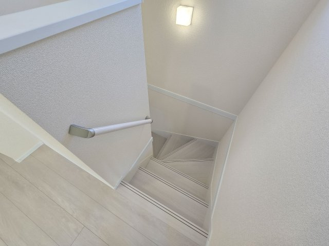 福岡市東区若宮4丁目第2-5棟（4号棟）の内装|＜手すり付階段＞手すりがないと階段の昇り降りで危険なことはもちろん、壁に手をつきながら歩くことで壁紙が汚れやすくなります。すべての方に快適に昇り降りしていただくため、手すりを設置しました。