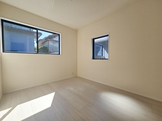 福岡市東区若宮4丁目第2-5棟（4号棟）の洋室|採光良好な洋室は全居室、複層ガラスの遮熱効果と断熱効果で、一年中快適に過ごせます。