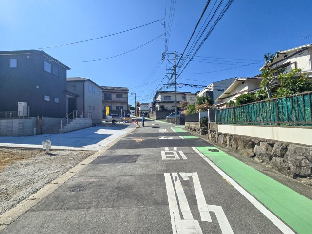 福岡市東区若宮4丁目第2-5棟（4号棟）の前面道路含む現地写真|前面道路です。