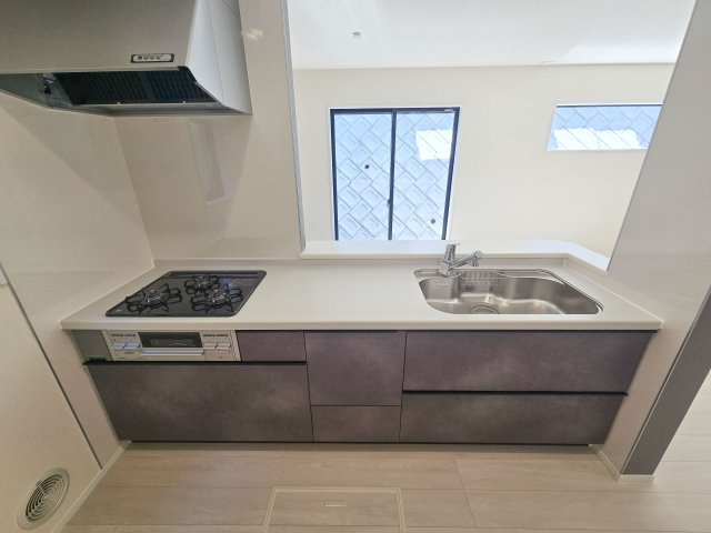 福岡市東区若宮4丁目第2-5棟（4号棟）のキッチン|ご家族を近くに感じられる対面キッチンのLDK。会話もはずみそうですね。