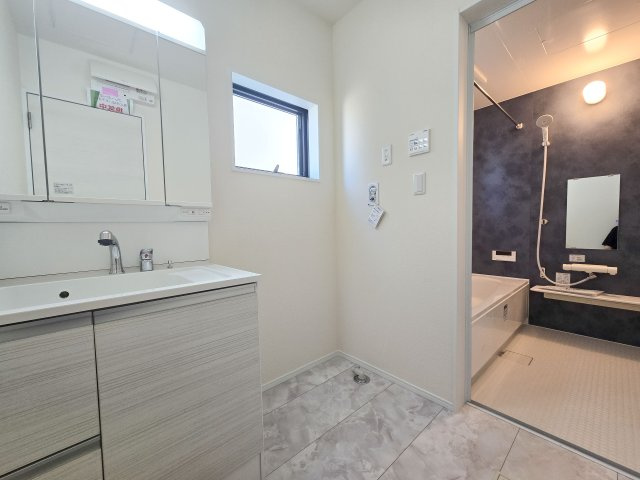 福岡市東区若宮4丁目第2-5棟（4号棟）の脱衣所|ゆとりの洗面スペースで朝の身支度もスムーズに。暮らしを快適に変えるシャワー付洗面台です！
