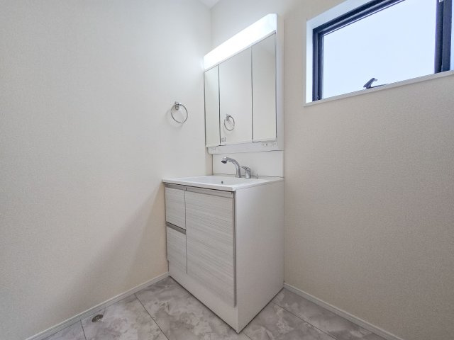 福岡市東区若宮4丁目第2-5棟（4号棟）の独立洗面台|毎日使うものだから清潔な空間を保ちたい水回り。洗面にはそんな願いを解消させてくれる収納アイデアが満載です。三面鏡の裏側にはキャビネットが現れ小物から背の高い物まで収納できます。