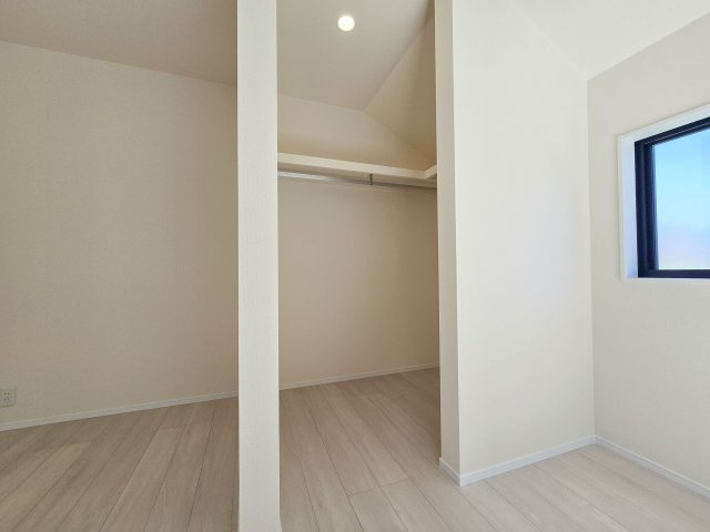 福岡市東区若宮4丁目第2-5棟（4号棟）の収納|洋服や大きな荷物が多い方や人数の多いご家族などは、一般的なクローゼットよりもウォークインクローゼットのほうが使い勝手が良いです。