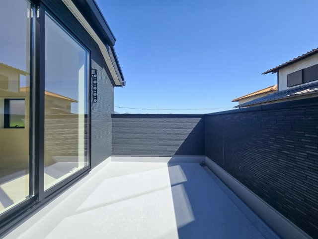 福岡市東区若宮4丁目第2-5棟（4号棟）のバルコニー|風をしっかりと感じられるバルコニーでは、毎日が洗濯日和です。広々としているので洗濯も楽しくなるでしょうし、気分転換にバルコニーからの眺めを楽しむのもいいでしょう。