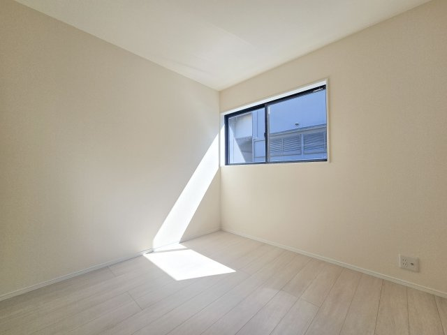 福岡市東区若宮4丁目第2-5棟（4号棟）の子供部屋|穏やかな光が差し込む室内には、穏やかな時間が流れます。