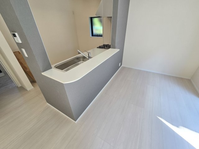 福岡市東区若宮4丁目第2-5棟（4号棟）のダイニング|キッチンから立ち込める香りが今日の料理を期待させます。