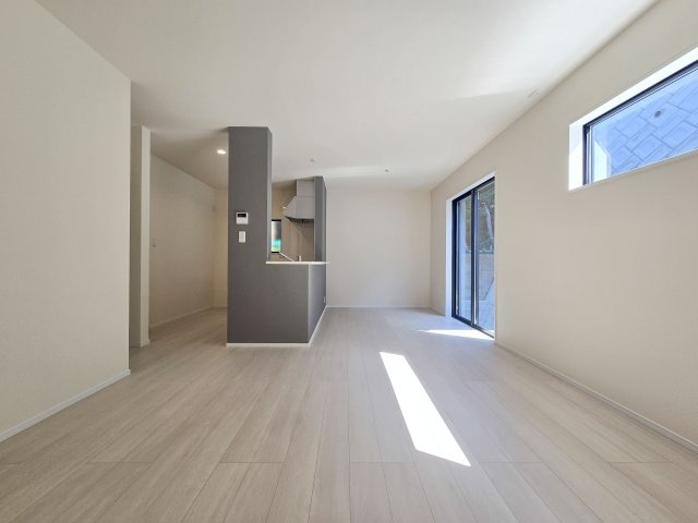 福岡市東区若宮4丁目第2-5棟（4号棟）の居間・リビング|キッチンからリビングをしっかり確認できます。家族の笑顔があふれる空間になりそうですね。