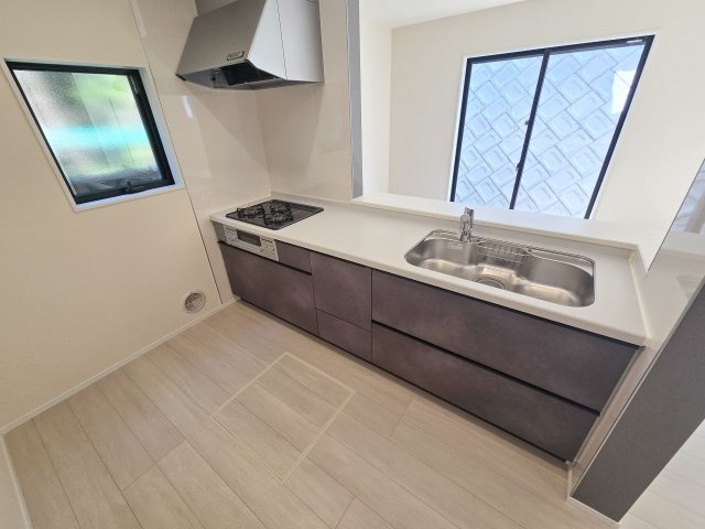 福岡市東区若宮4丁目第2-5棟（4号棟）のキッチン|ダイニングテーブルへの配膳がラクラク、お料理はかどるカウンター付きシステムキッチン！