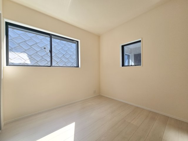 福岡市東区若宮4丁目第2-5棟（4号棟）の和室|和室を上手に活用すると暮らし方の幅が広がります。例えば普段は開け放して、子供の小さいうちはお昼寝や遊びのスペースに。畳はソフトなので転んでもケガをしにくく安心です