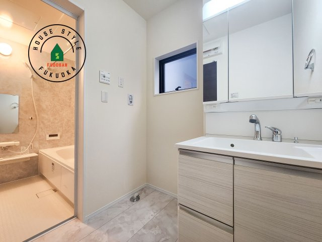 福岡市東区若宮4丁目第3-5棟（1号棟）の内観：施工例|ゆとりの洗面スペースで朝の身支度もスムーズに。暮らしを快適に変えるシャワー付洗面台です！