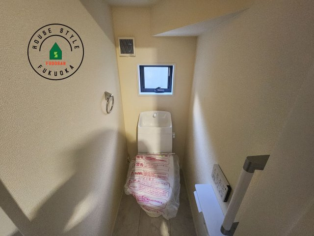 福岡市東区若宮4丁目第3-5棟（1号棟）の内観：施工例|温水洗浄便座を完備しております。2ヶ所にトイレがあるのは朝の慌ただしい時間も安心です。