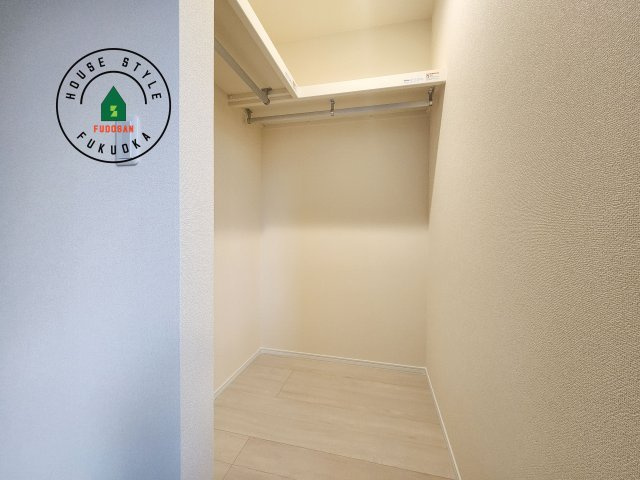 福岡市東区若宮4丁目第3-5棟（1号棟）の内観：施工例|洋服や大きな荷物が多い方や人数の多いご家族などは、一般的なクローゼットよりもウォークインクローゼットのほうが使い勝手が良いです。