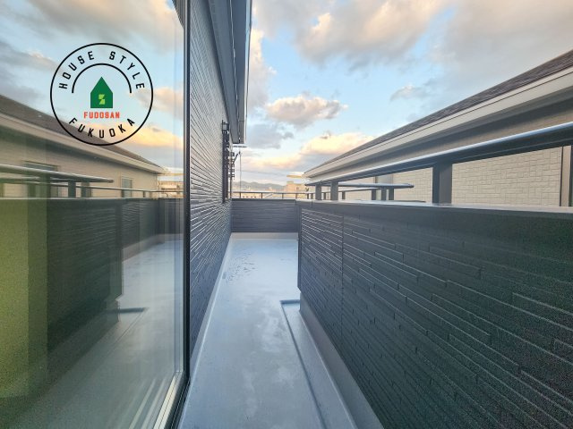 福岡市東区若宮4丁目第3-5棟（1号棟）の外観：施工例|風をしっかりと感じられるバルコニーでは、毎日が洗濯日和です。広々としているので洗濯も楽しくなるでしょうし、気分転換にバルコニーからの眺めを楽しむのもいいでしょう。