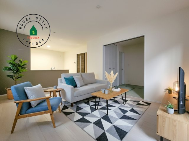 福岡市東区若宮4丁目第3-5棟（1号棟）の内観：施工例|明るく開放的なリビングダイニングは豊かな陽光が注ぎ込み、やすらぎの空間を演出してくれます。ご家族で楽しいひとときをお過ごし下さい。※家具はCGを合成したものです。