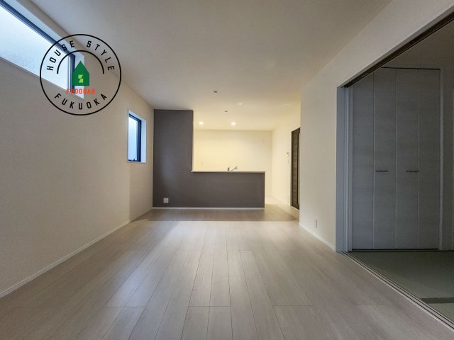 福岡市東区若宮4丁目第3-5棟（1号棟）の内観：施工例|キッチンからリビングをしっかり確認できます。家族の笑顔があふれる空間になりそうですね。