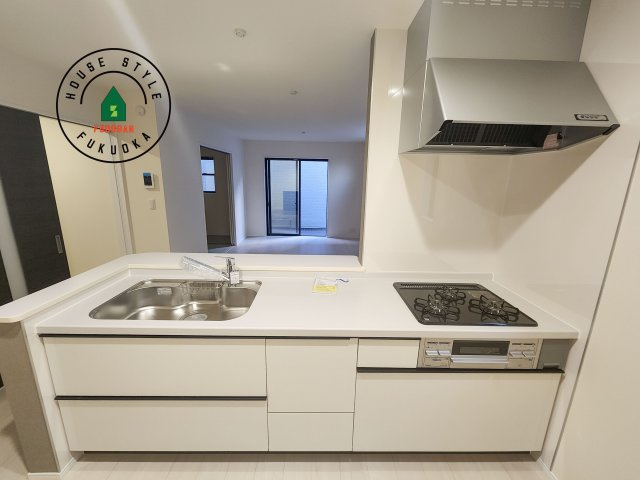 福岡市東区若宮4丁目第3-5棟（1号棟）の内観：施工例|ご家族を近くに感じられる対面キッチンのLDK。会話もはずみそうですね。