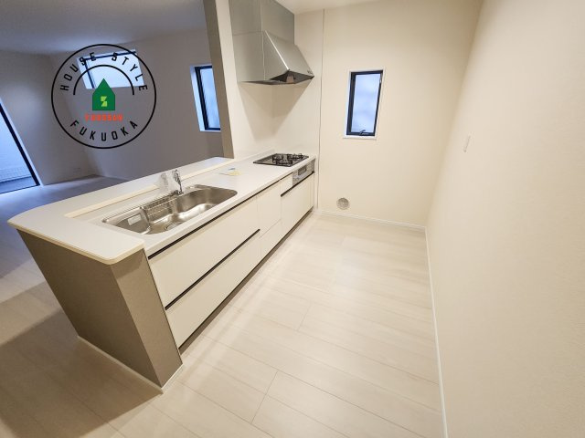 福岡市東区若宮4丁目第3-5棟（1号棟）の内観：施工例|ダイニングテーブルへの配膳がラクラク、お料理はかどるカウンター付きシステムキッチン！