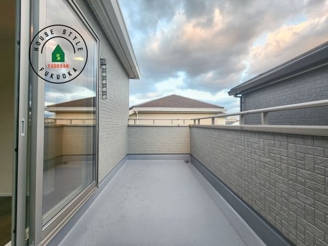 福岡市東区若宮4丁目第3-5棟（2号棟）の外観：施工例|風をしっかりと感じられるバルコニーでは、毎日が洗濯日和です。広々としているので洗濯も楽しくなるでしょうし、気分転換にバルコニーからの眺めを楽しむのもいいでしょう。