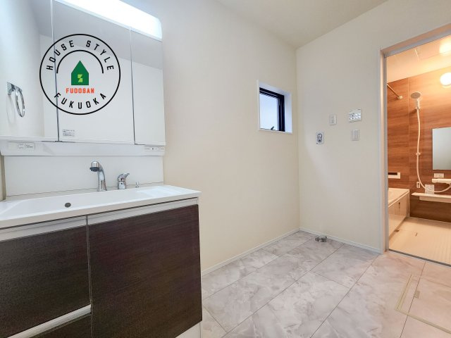 福岡市東区若宮4丁目第3-5棟（3号棟）の内観：施工例|ゆとりの洗面スペースで朝の身支度もスムーズに。暮らしを快適に変えるシャワー付洗面台です！