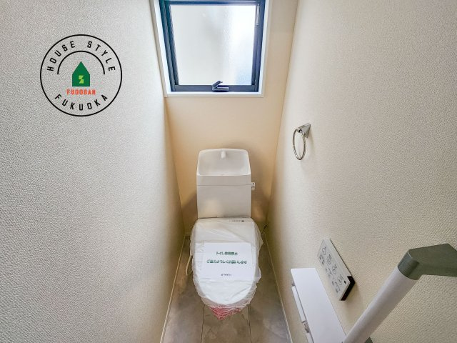 福岡市東区若宮4丁目第3-5棟（3号棟）の内観：施工例|温水洗浄便座を完備しております。2ヶ所にトイレがあるのは朝の慌ただしい時間も安心です。