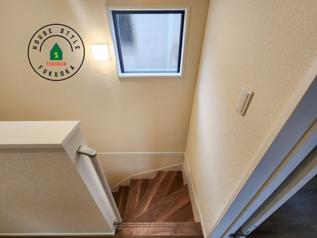 福岡市東区若宮4丁目第3-5棟（3号棟）の内観：施工例|＜手すり付階段＞手すりがないと階段の昇り降りで危険なことはもちろん、壁に手をつきながら歩くことで壁紙が汚れやすくなります。すべての方に快適に昇り降りしていただくため、手すりを設置しました。