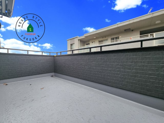 福岡市東区若宮4丁目第3-5棟（3号棟）の外観：施工例|風をしっかりと感じられるバルコニーでは、毎日が洗濯日和です。広々としているので洗濯も楽しくなるでしょうし、気分転換にバルコニーからの眺めを楽しむのもいいでしょう。