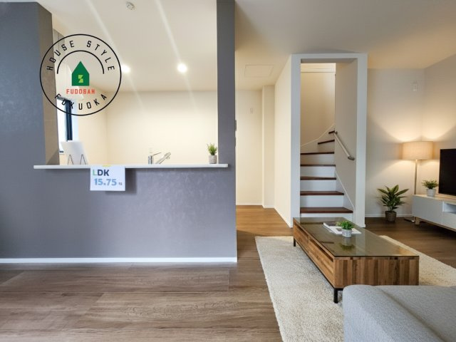 福岡市東区若宮4丁目第3-5棟（3号棟）の内観：施工例|明るく開放的なリビングダイニングは豊かな陽光が注ぎ込み、やすらぎの空間を演出してくれます。ご家族で楽しいひとときをお過ごし下さい。※家具はCGを合成したものです。