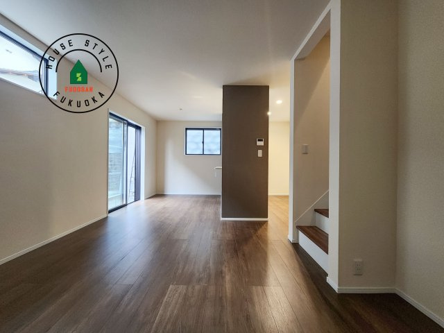 福岡市東区若宮4丁目第3-5棟（3号棟）の内観：施工例|キッチンからリビングをしっかり確認できます。家族の笑顔があふれる空間になりそうですね。