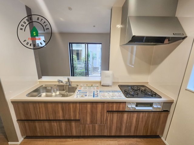 福岡市東区若宮4丁目第3-5棟（3号棟）の内観：施工例|ご家族を近くに感じられる対面キッチンのLDK。会話もはずみそうですね。