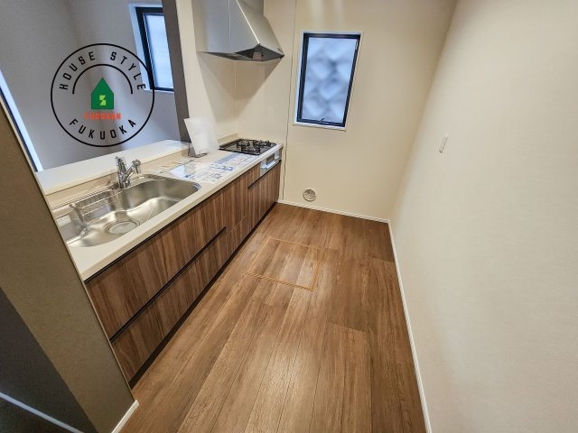 福岡市東区若宮4丁目第3-5棟（3号棟）の内観：施工例|ダイニングテーブルへの配膳がラクラク、お料理はかどるカウンター付きシステムキッチン！