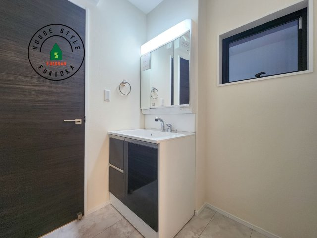 福岡市東区若宮4丁目第3-5棟（4号棟）の内観：施工例|毎日使うものだから清潔な空間を保ちたい水回り。洗面にはそんな願いを解消させてくれる収納アイデアが満載です。三面鏡の裏側にはキャビネットが現れ小物から背の高い物まで収納できます。