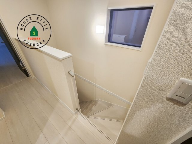 福岡市東区若宮4丁目第3-5棟（4号棟）の内観：施工例|＜手すり付階段＞手すりがないと階段の昇り降りで危険なことはもちろん、壁に手をつきながら歩くことで壁紙が汚れやすくなります。すべての方に快適に昇り降りしていただくため、手すりを設置しました。