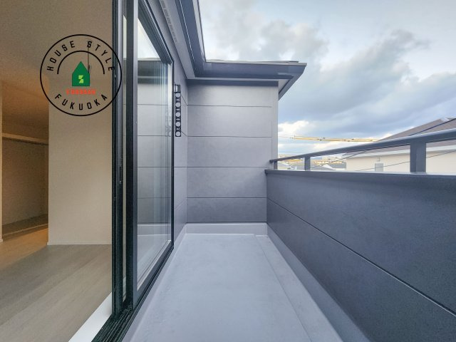 福岡市東区若宮4丁目第3-5棟（4号棟）の外観：施工例|風をしっかりと感じられるバルコニーでは、毎日が洗濯日和です。広々としているので洗濯も楽しくなるでしょうし、気分転換にバルコニーからの眺めを楽しむのもいいでしょう。