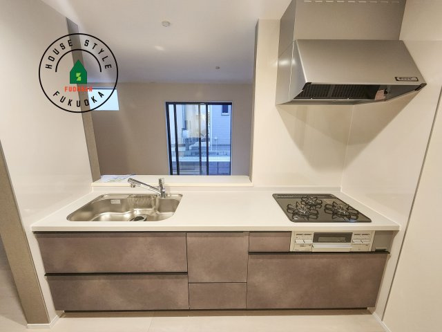 福岡市東区若宮4丁目第3-5棟（4号棟）の内観：施工例|ご家族を近くに感じられる対面キッチンのLDK。会話もはずみそうですね。