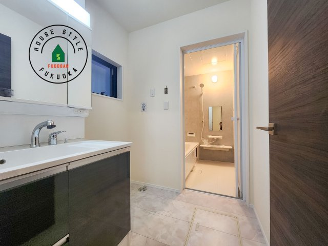 福岡市東区若宮4丁目第3-5棟（4号棟）の脱衣所|ゆとりの洗面スペースで朝の身支度もスムーズに。暮らしを快適に変えるシャワー付洗面台です！