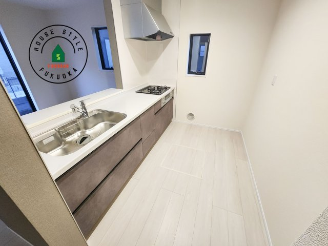 福岡市東区若宮4丁目第3-5棟（4号棟）のキッチン|ダイニングテーブルへの配膳がラクラク、お料理はかどるカウンター付きシステムキッチン！