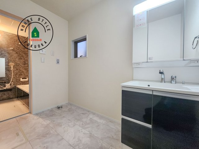 福岡市東区若宮4丁目第3-5棟（2号棟）の内観：施工例|ゆとりの洗面スペースで朝の身支度もスムーズに。暮らしを快適に変えるシャワー付洗面台です！