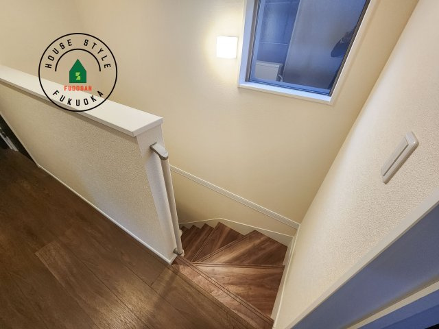 福岡市東区若宮4丁目第3-5棟（2号棟）の内観：施工例|＜手すり付階段＞手すりがないと階段の昇り降りで危険なことはもちろん、壁に手をつきながら歩くことで壁紙が汚れやすくなります。すべての方に快適に昇り降りしていただくため、手すりを設置しました。