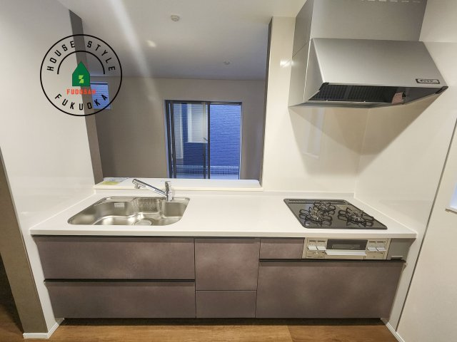 福岡市東区若宮4丁目第3-5棟（2号棟）の内観：施工例|ご家族を近くに感じられる対面キッチンのLDK。会話もはずみそうですね。