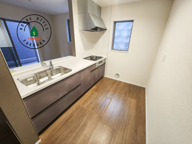 福岡市東区若宮4丁目第3-5棟（2号棟）の内観：施工例|ダイニングテーブルへの配膳がラクラク、お料理はかどるカウンター付きシステムキッチン！