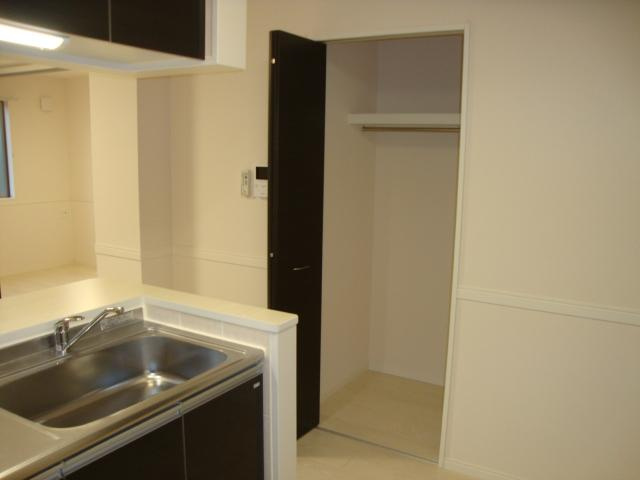 イース（Ｅａｃｅ）のキッチン|リビングクローゼット