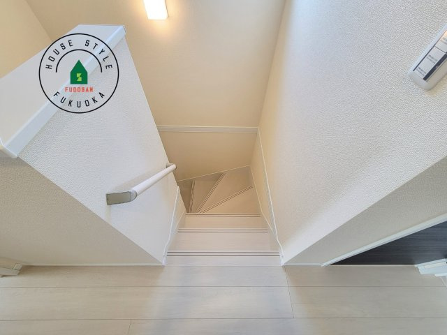 福岡市西区今津第1-1棟（1号棟）の内装|＜手すり付階段＞手すりがないと階段の昇り降りで危険なことはもちろん、壁に手をつきながら歩くことで壁紙が汚れやすくなります。すべての方に快適に昇り降りしていただくため、手すりを設置しました。