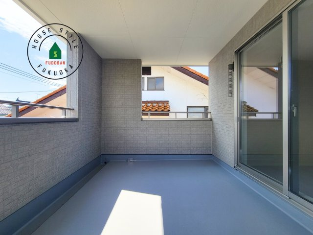 福岡市西区今津第1-1棟（1号棟）のバルコニー|風をしっかりと感じられるバルコニーでは、毎日が洗濯日和です。広々としているので洗濯も楽しくなるでしょうし、気分転換にバルコニーからの眺めを楽しむのもいいでしょう。