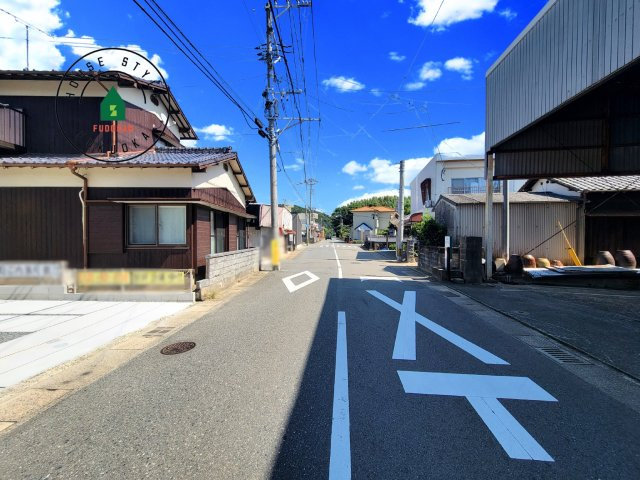 福岡市西区今津第1-1棟（1号棟）の前面道路含む現地写真|前面道路です。