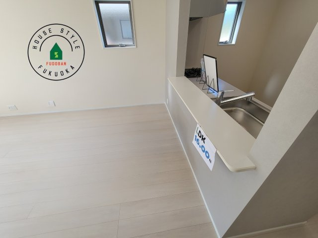 福岡市西区今津第1-1棟（1号棟）のダイニング|キッチンから立ち込める香りが今日の料理を期待させます。