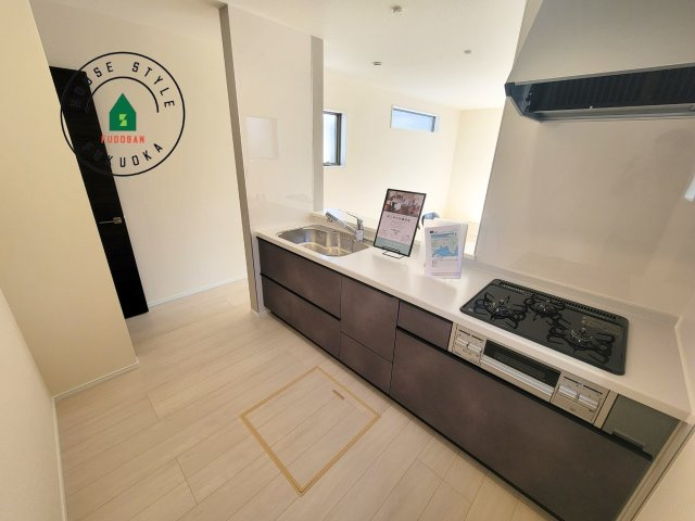 福岡市西区今津第1-1棟（1号棟）のキッチン|ダイニングテーブルへの配膳がラクラク、お料理はかどるカウンター付きシステムキッチン！