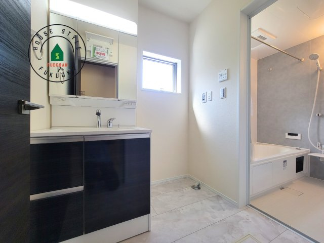 福岡市西区今津第1-1棟（1号棟）の脱衣所|ゆとりの洗面スペースで朝の身支度もスムーズに。暮らしを快適に変えるシャワー付洗面台です！