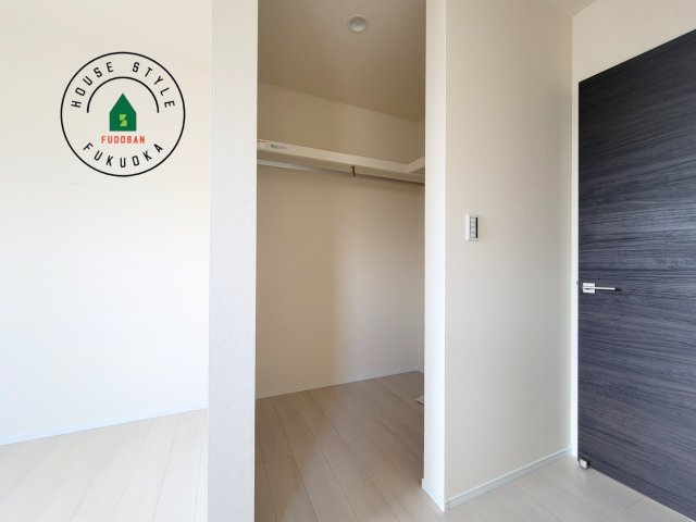 福岡市西区今津第1-1棟（1号棟）の収納|洋服や大きな荷物が多い方や人数の多いご家族などは、一般的なクローゼットよりもウォークインクローゼットのほうが使い勝手が良いです。