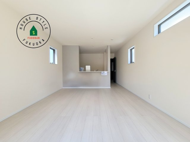 福岡市西区今津第1-1棟（1号棟）の居間・リビング|キッチンからリビングをしっかり確認できます。家族の笑顔があふれる空間になりそうですね。