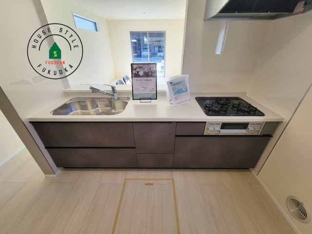 福岡市西区今津第1-1棟（1号棟）のキッチン|ご家族を近くに感じられる対面キッチンのLDK。会話もはずみそうですね。